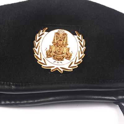 قبعة عسكرية من صوف الجيش مبطنة بالقطن مع شارة