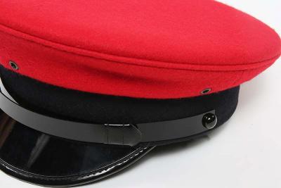 بدلة عسكرية موحدة بلغت ذروتها قبعة ضابط
    
